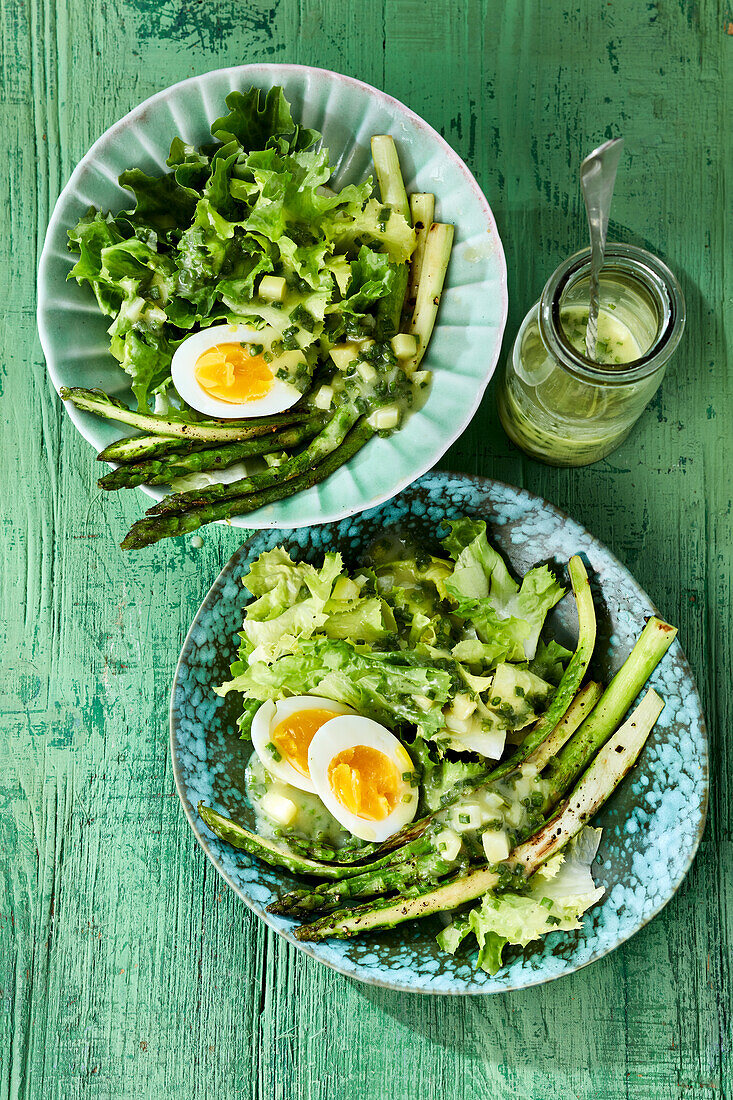 Blattsalat mit grünem Spargel, Ei und Kartoffel-Vinaigrette