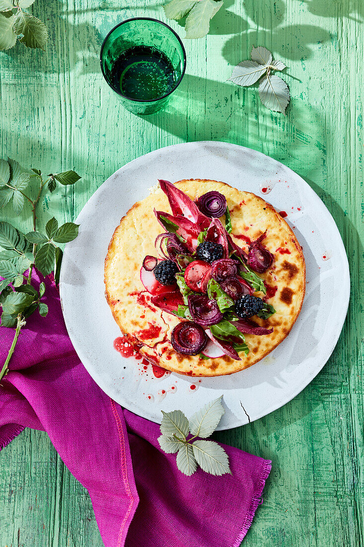 Gebackener Käse mit roten Karamell-Zwiebeln und Brombeer-Vinaigrette