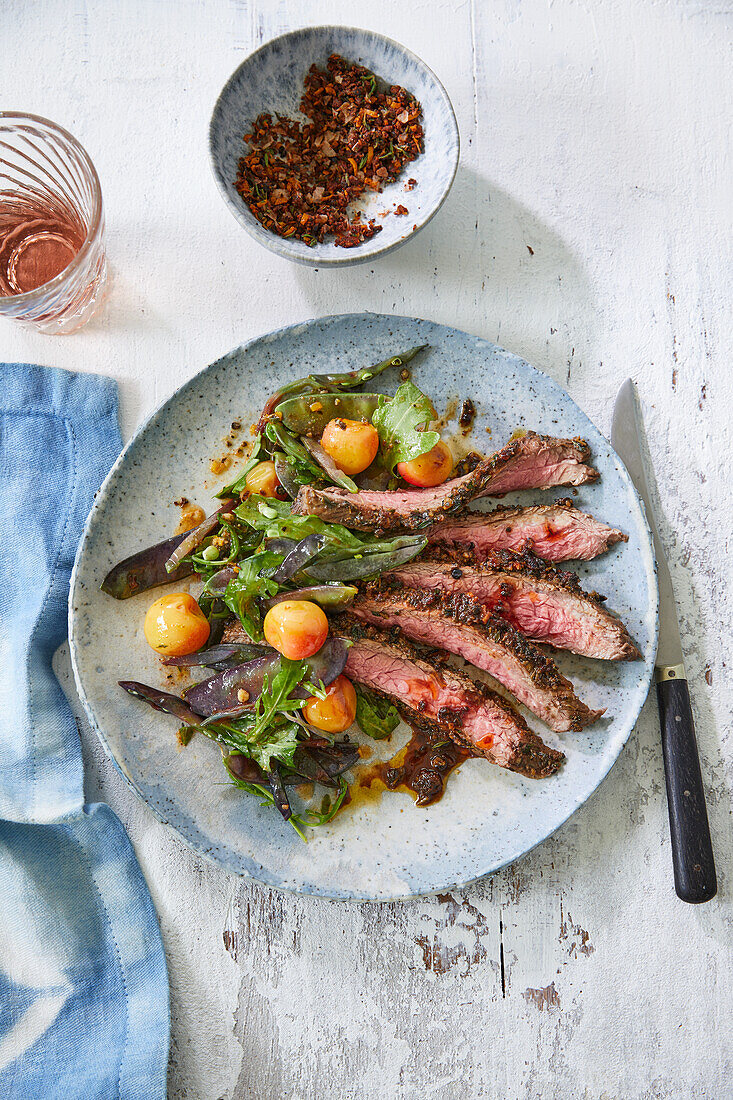 Flanksteak mit Pfeffer-Orangen-Rub an Rucola-Kirsch-Salat