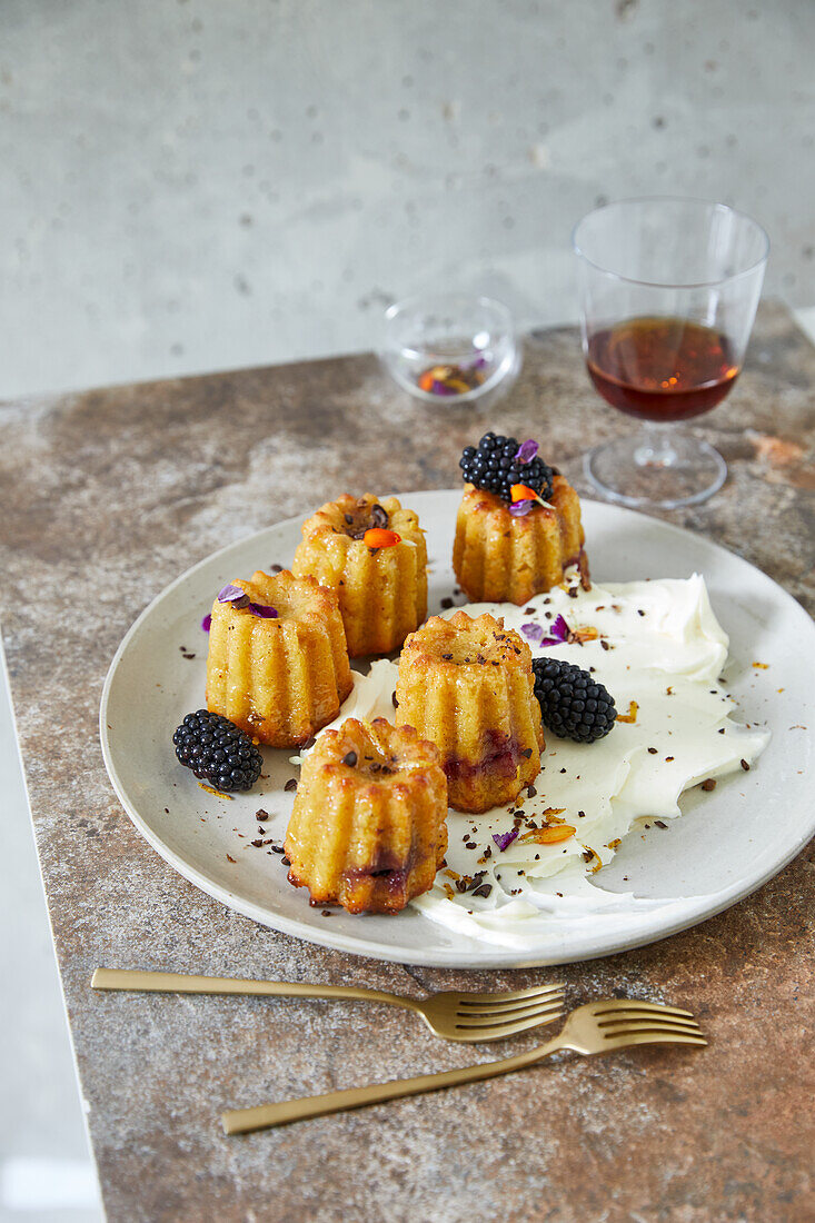 Orangen-Mandel-Canelés mit weißer Schokolade