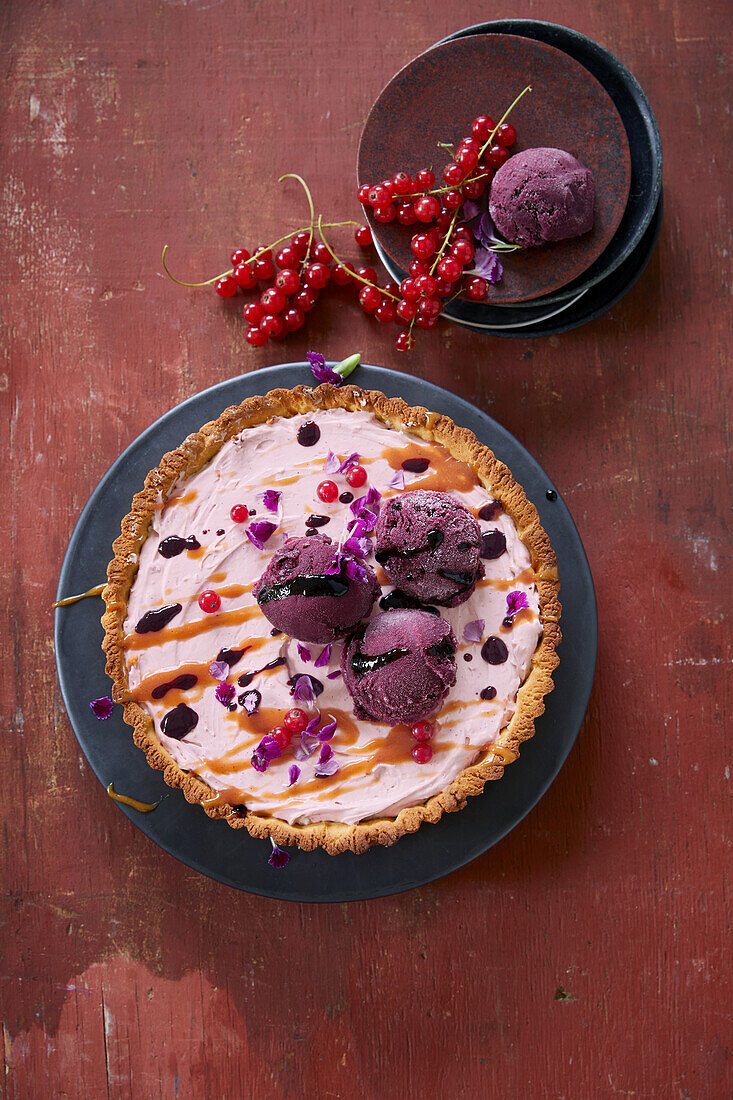 Salzkaramell-Tarte mit rosa Schoko-Ganache und Fliederbeersauce