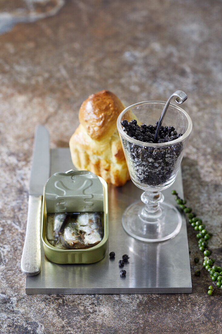 Fermentierter grüner Pfeffer mit Sardinen und Brioche