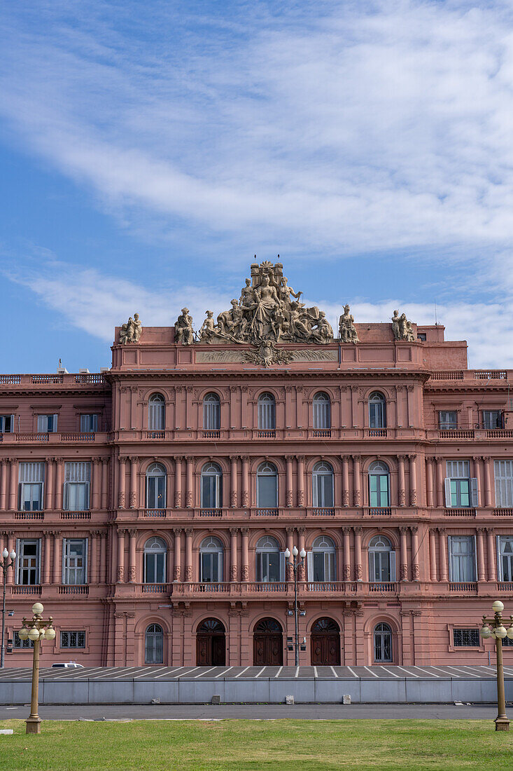 Die Casa Rosada oder das Regierungsgebäude ist der offizielle Arbeitsplatz des argentinischen Präsidenten. Buenos Aires, Argentinien. Ostfassade