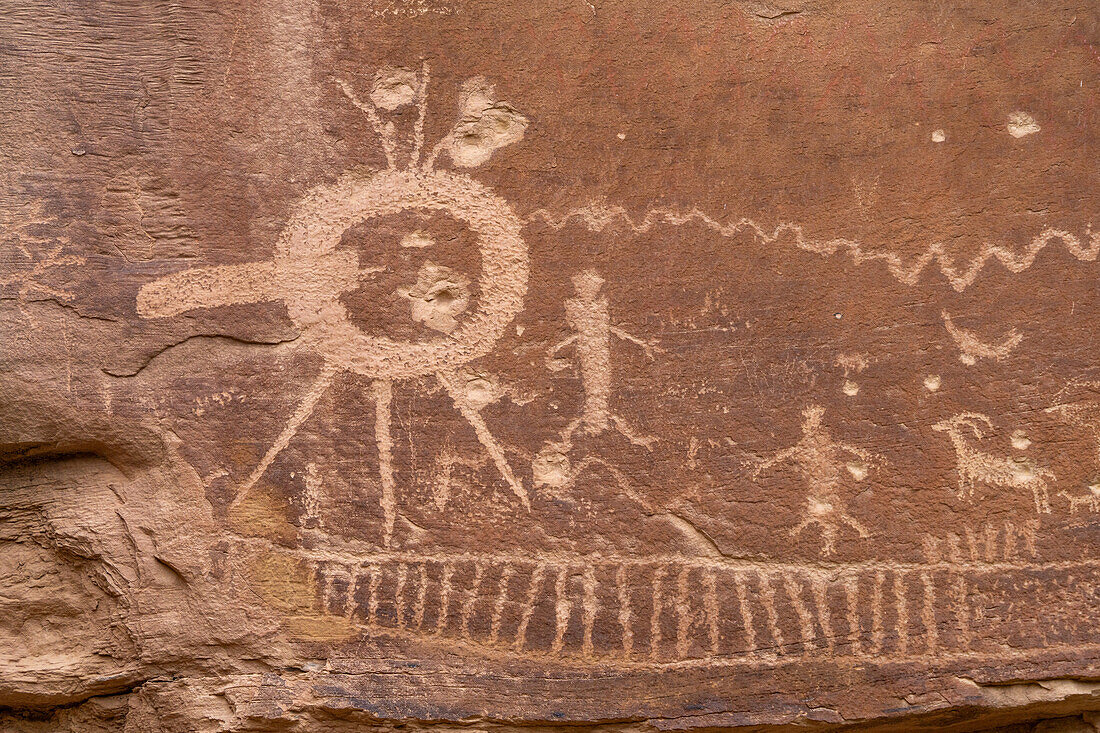 Eine Felszeichnung der vorspanischen Fremont-Kultur der amerikanischen Ureinwohner bei der Rasmussen-Höhle im Nine Mile Canyon, Utah