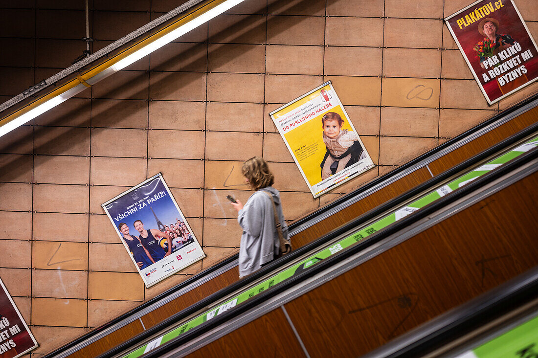 Menschen benutzen die elektrische Treppe der Prager Metro