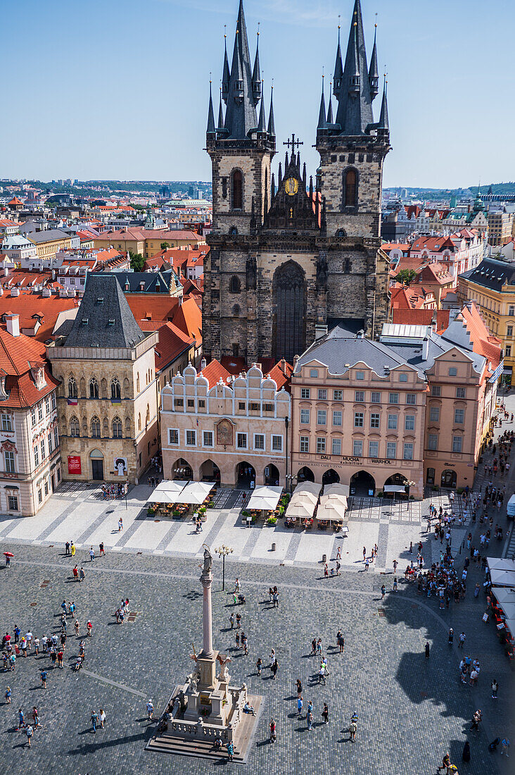 Blick von der Astronomischen Uhr im Turm des Alten Rathauses auf die Kirche Unserer Lieben Frau vor Tyn, Prag