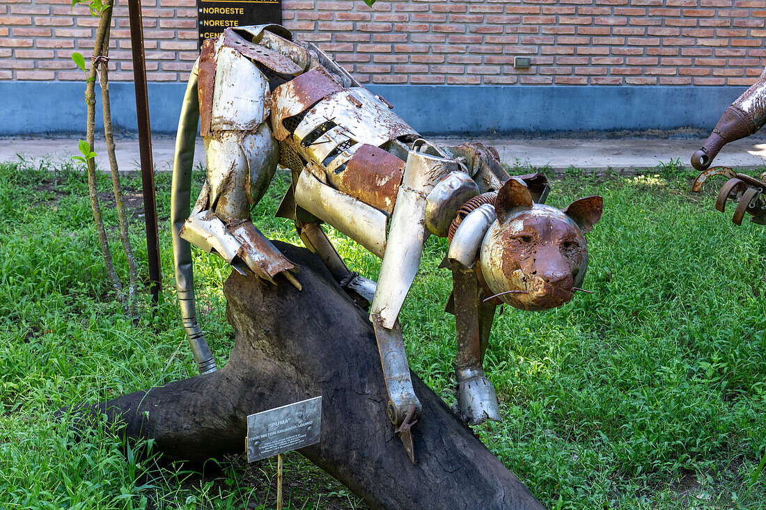 Metallskulptur eines Jaguars im Besucherzentrum des Calilegua-Nationalparks in Argentinien