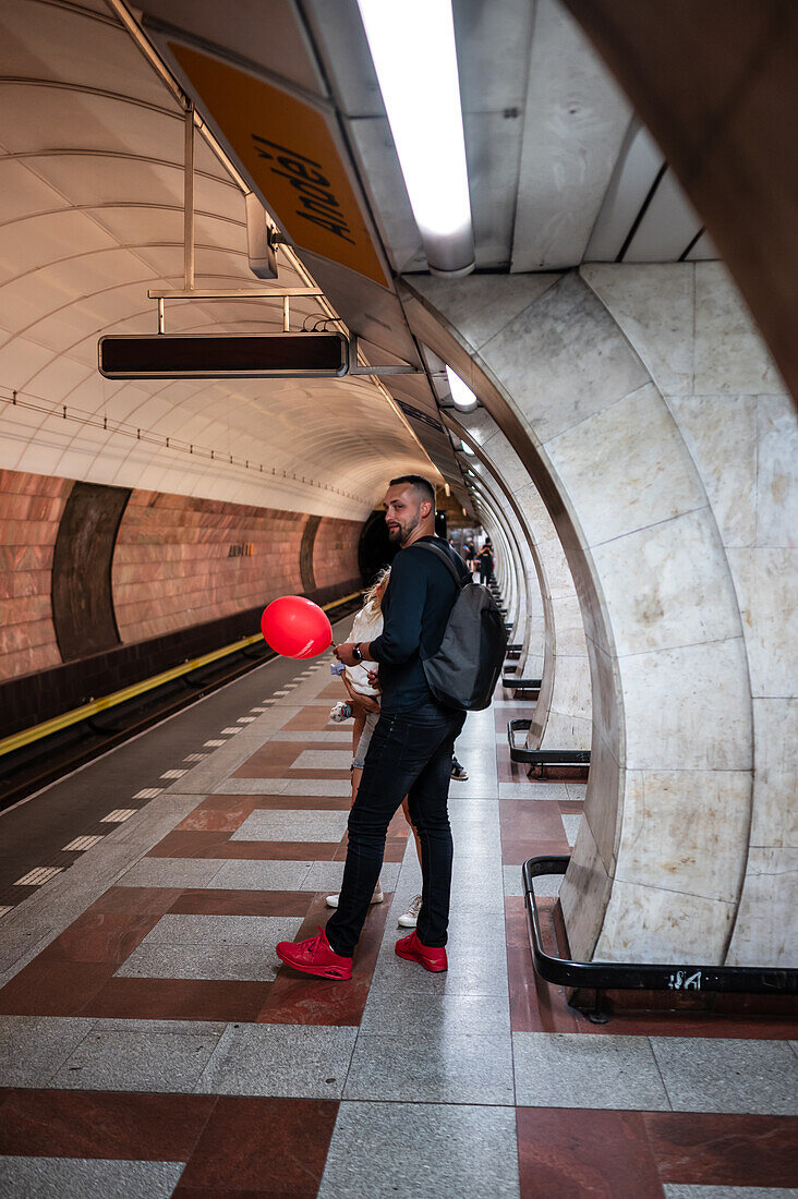 Menschen auf dem Bahnsteig der Prager U-Bahn