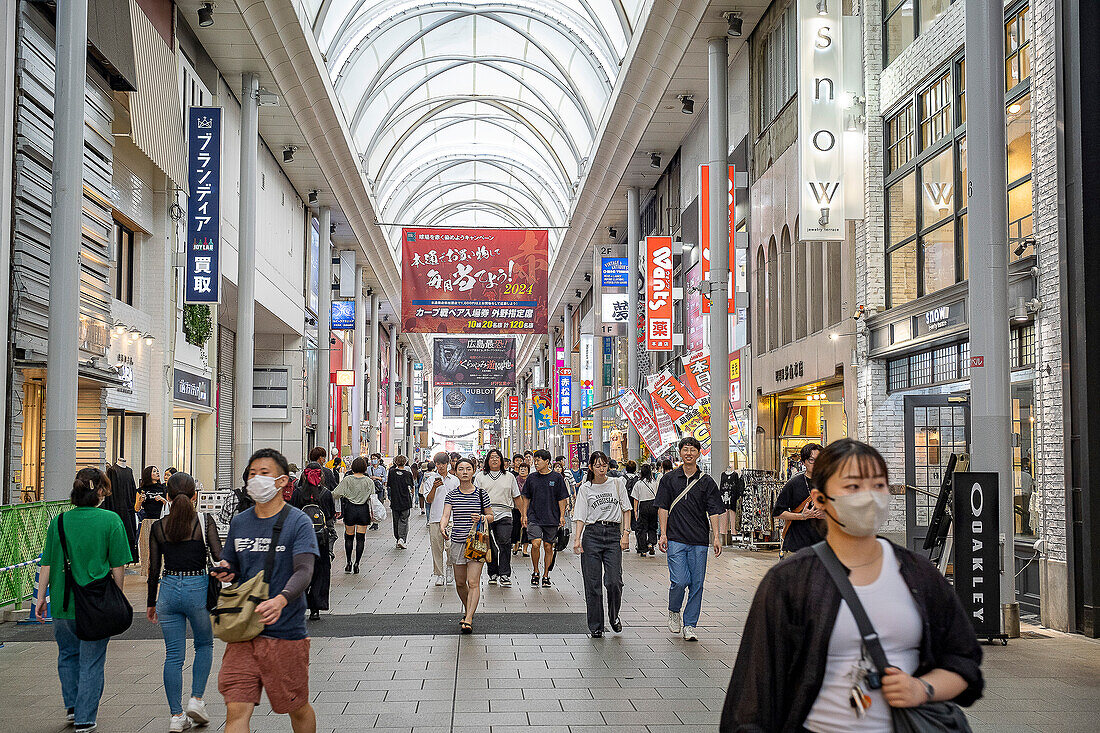 Hon dori Straße, überdachte Einkaufspassage, Hiroshima, Japan