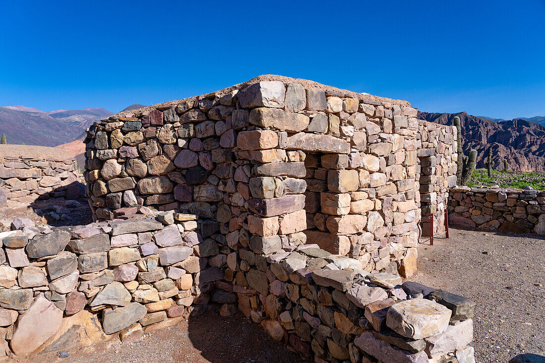 Teilweise rekonstruierte Ruinen in der Pucara von Tilcara, einer prähispanischen archäologischen Stätte in der Nähe von Tilcara, Humahuaca-Tal, Argentinien. Diese besondere Struktur wird Kirche oder Iglesia genannt