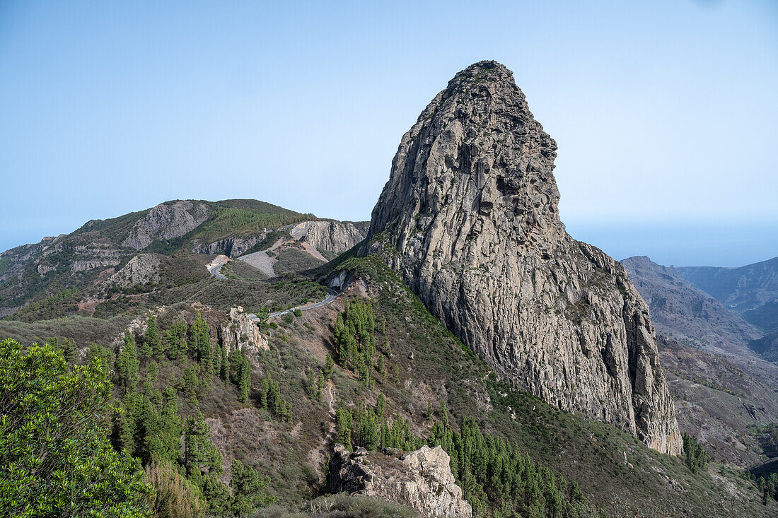 Erkunden Sie die atemberaubende Landschaft von Roque de Agando auf La Gomera, Kanarische Inseln, mit ihren majestätischen Felsformationen und üppigem Grün. Perfekt für Naturliebhaber und Abenteuerlustige