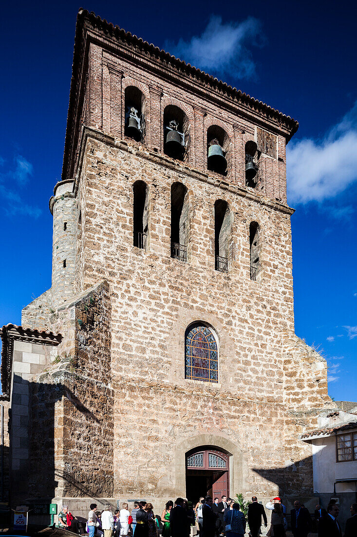 Cervera, Spanien, 14. August 2009, Der historische Glockenturm der Kirche San Gil ragt in Cervera del Rio Alhama in die Höhe und präsentiert seine einzigartige Architektur vor einem strahlend blauen Himmel