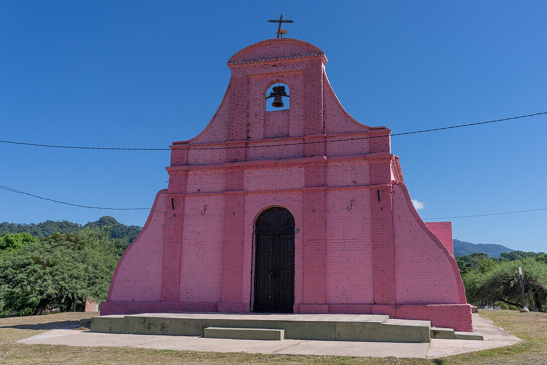 Capilla San Francisco Solano de La Loma, eine spanische Kolonialmission auf einem Hügel in Tartagal, Argentinien