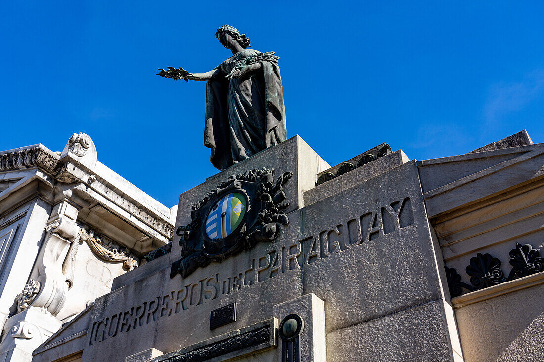 Statue auf dem Pantheon der Krieger des Paraguay-Krieges auf dem Friedhof von Recoleta, Buenos Aires, Argentinien. Ein nationales historisches Monument