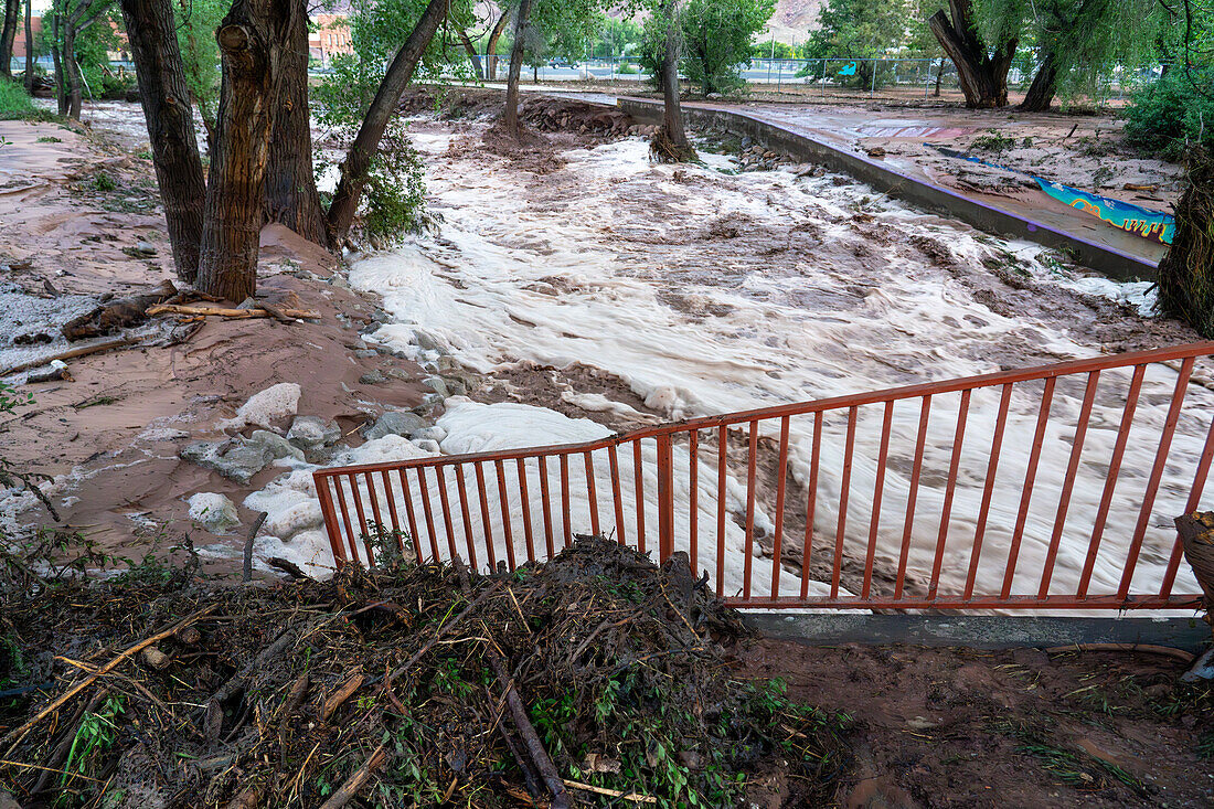 Trümmer auf einer Straßenbrücke nach einer Sturzflut nach einem Sommerregen in Moab, Utah