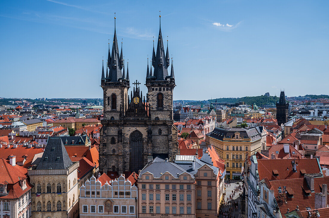 Blick auf die Kirche Unserer Lieben Frau vor Tyn von der Astronomischen Uhr im Altstädter Rathausturm, Prag