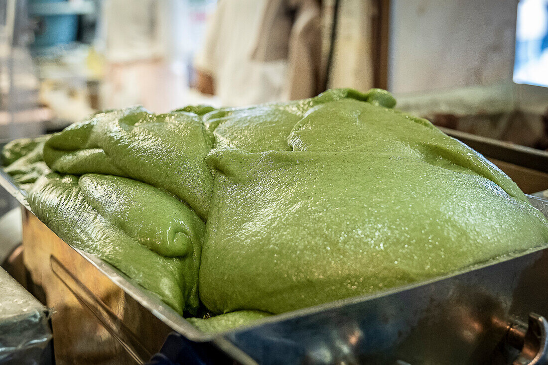 Herstellung der traditionellen Daifuku im Nakatanidou-Laden, die aus weichem Reiskuchen (Mochi) mit süßer Bohnenpaste bestehen, in Nara, Japan