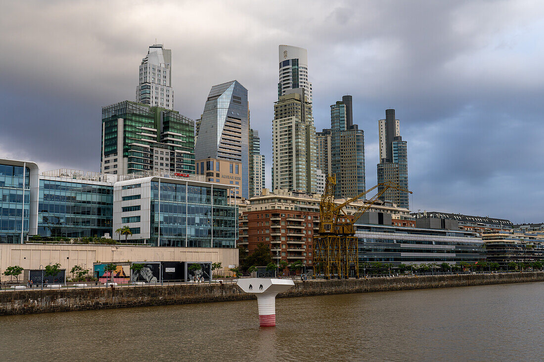 Die Skyline von Puerto Madero über dem Dock 3 in Buenos Aires, Argentinien, mit dem Alvear-Turm, dem höchsten Gebäude Argentiniens. Ebenfalls zu sehen sind die Mulieris-Türme, die El Faro-Türme, das Alvear Icon Hotel und die Le Parc-Türme