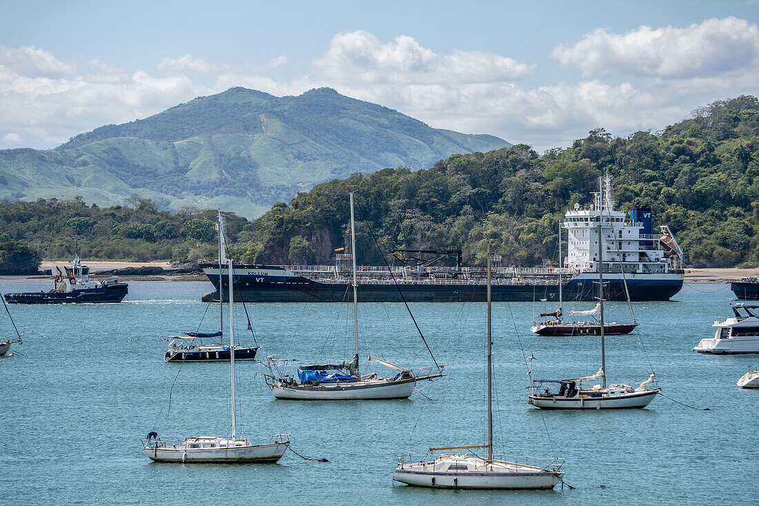 Boats in the Panama Canal (Canal de Panama)