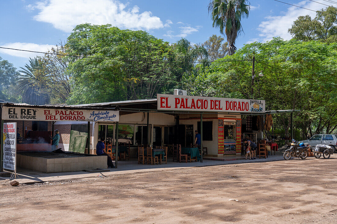 Traditionelle Parrillas am Rande von Termas de Rio Hondo, Provinz Santiago del Estero, Argentinien