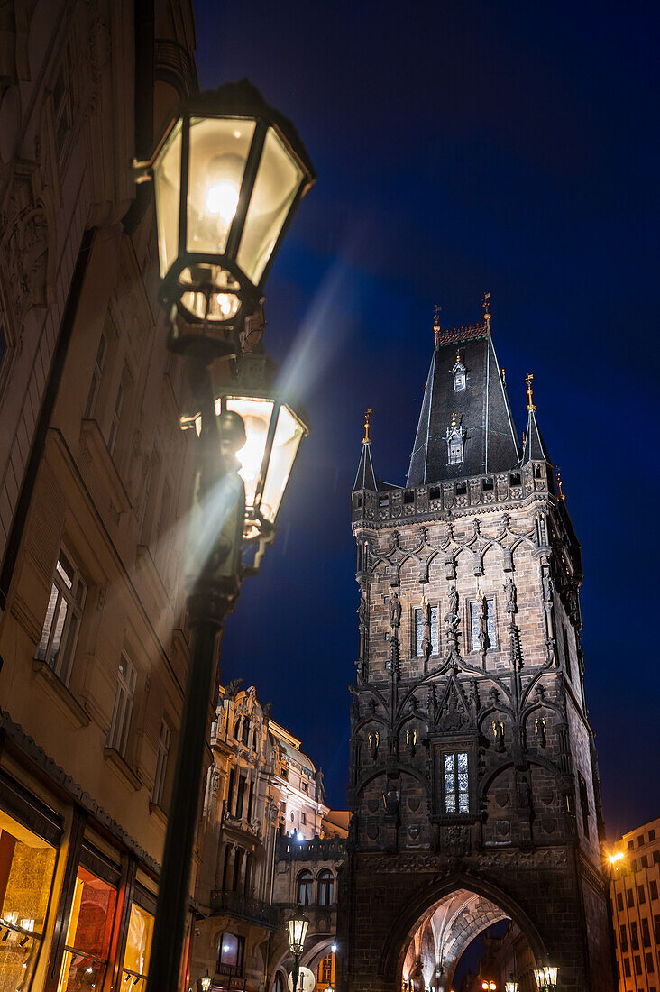 Praná brána, der Pulverturm von Prag bei Nacht