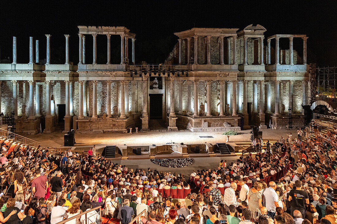 Merida, Spanien, 15. August 2024, Ein lebhaftes Publikum füllt das historische Römische Theater in Merida, Spanien, und wartet sehnsüchtig auf eine Aufführung. Das Bild fängt die Essenz des kulturellen Erbes und die Begeisterung für die Gemeinschaft ein