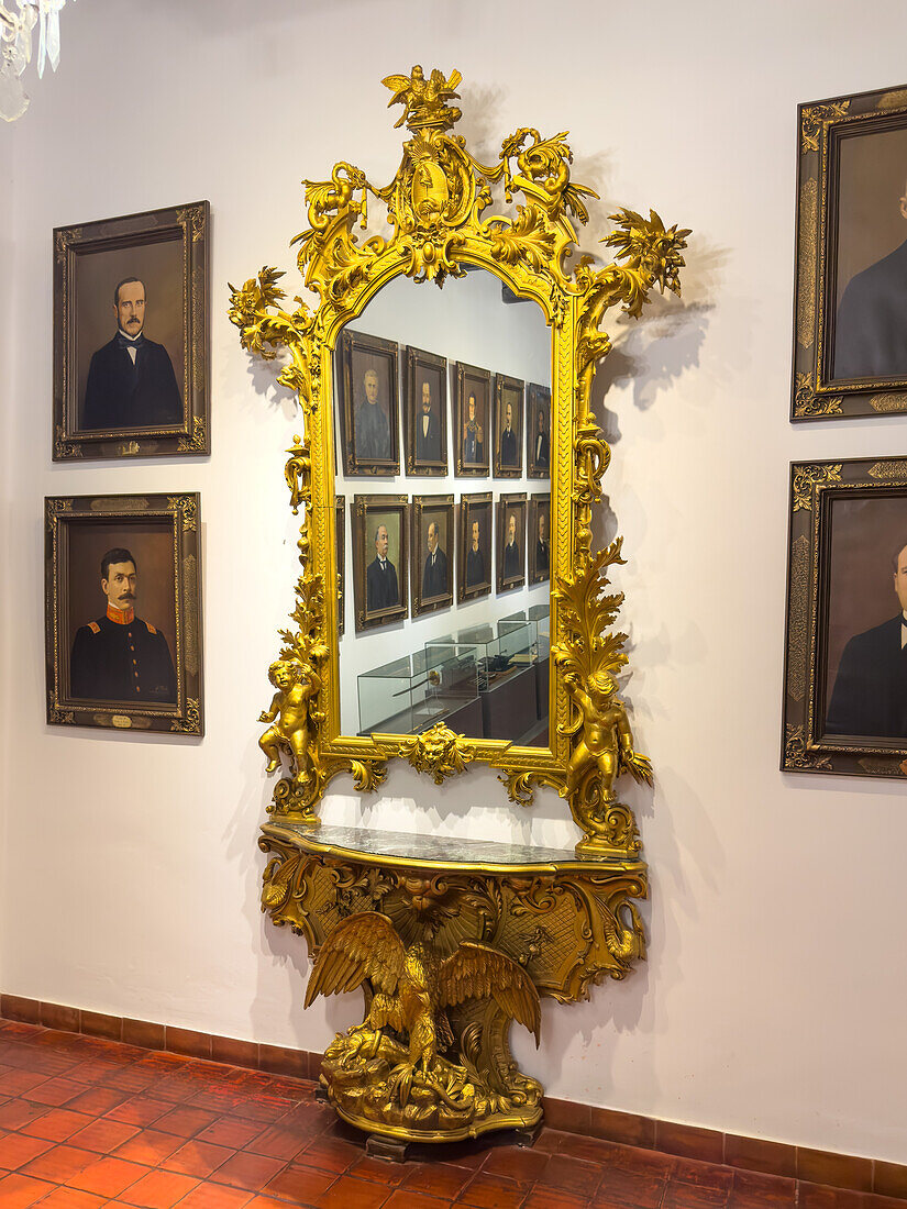 Historischer Spiegel aus dem Büro des Gouverneurs im Historischen Provinzmuseum Juan Lavalle, San Salvador de Jujuy, Argentinien