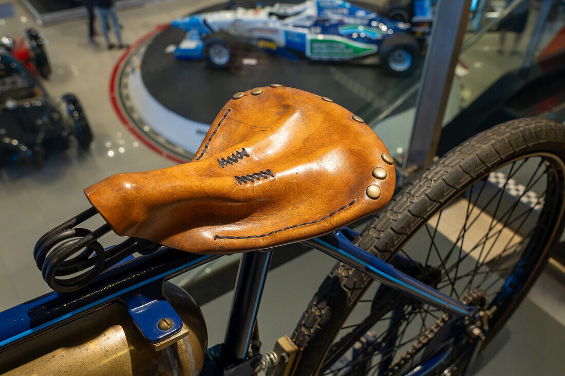 Detail des Ledersitzes eines alten BMC-Motorrads im Automobilmuseum von Termas de Rio Hondo, Argentinien