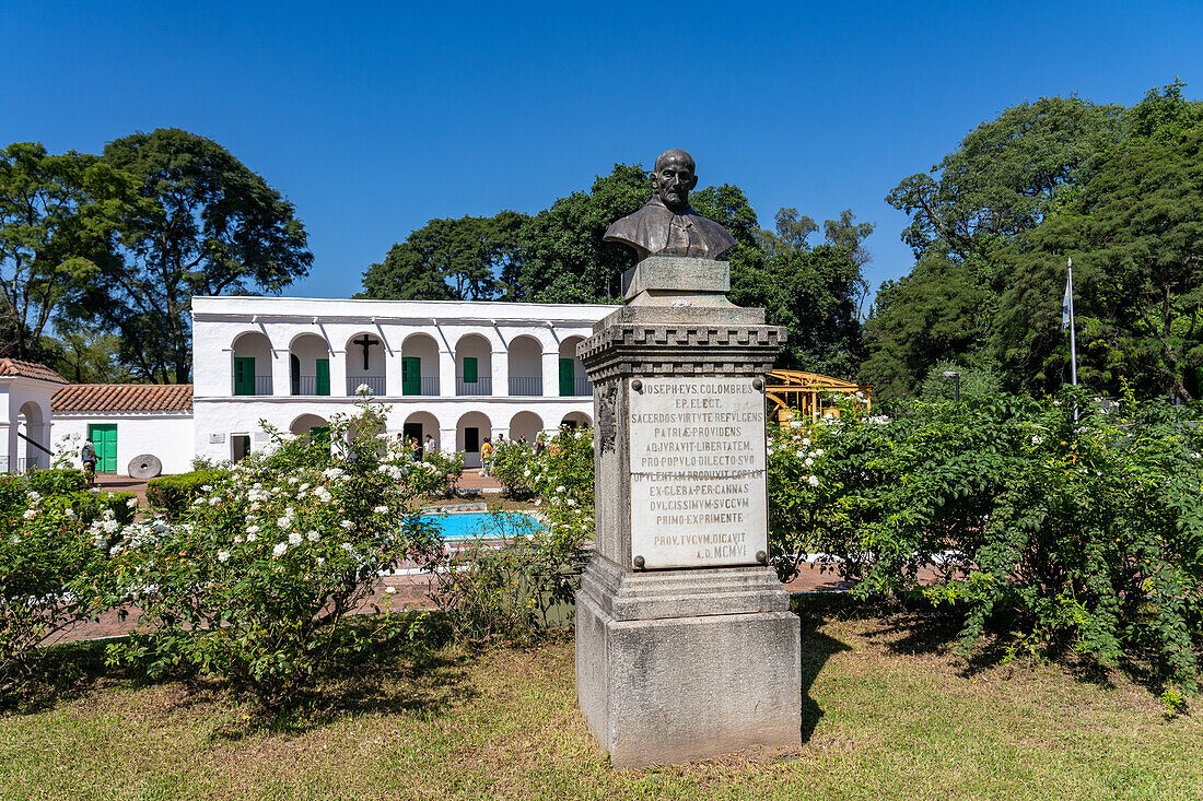 Das Museum der Zuckerindustrie und die ehemalige Residenz von Bischof Jose Colombres, San Miguel de Tucumán, Argentinien. Davor steht eine Bronzebüste des Bischofs Jose Colombres, der um 1821 das Zuckerrohr nach Tucumán brachte