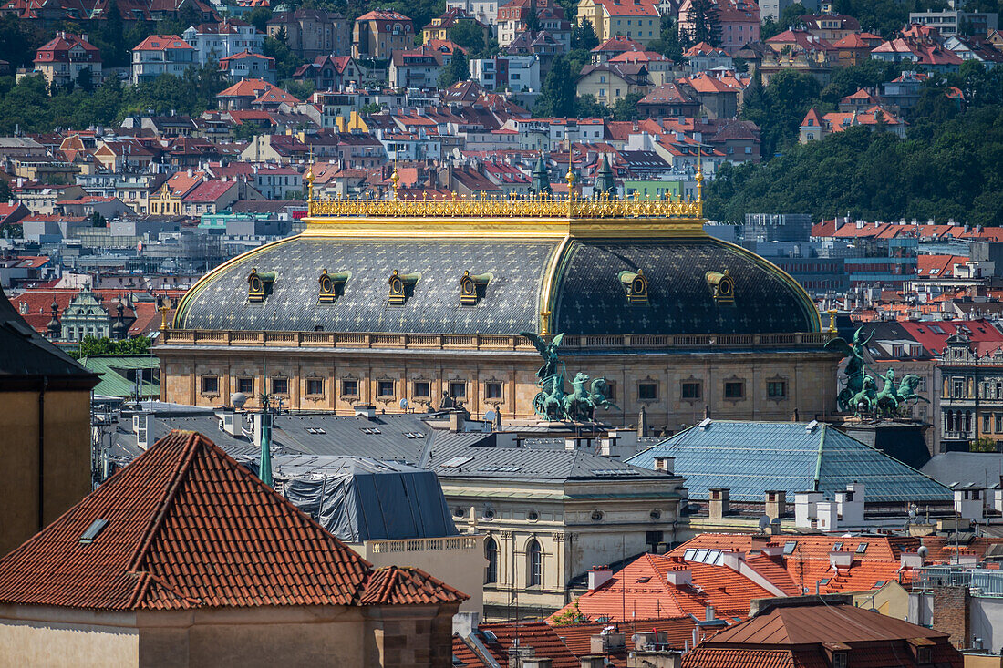 Blick auf das Nationaltheater vom Astronomischen Uhrenturm in Prag