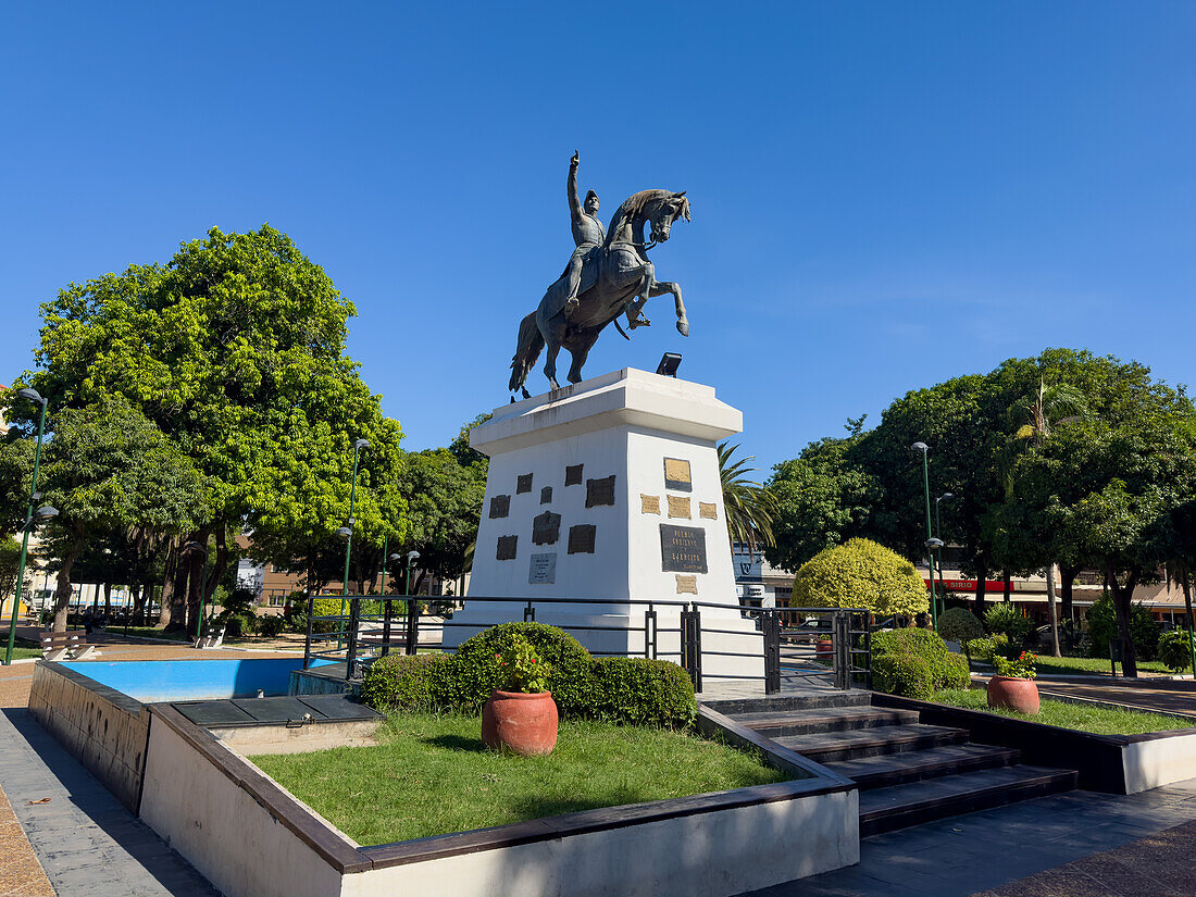 Reiterstatue von General Jose de San Martin auf der Plaza San Martin in Tartagal, Argentinien