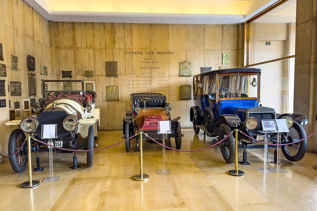 Alte pferdelose Kutschen im Museum des Argentinischen Automobilclubs in Buenos Aires in Argentinien. L-R: 1908 Fiat Grand Touring, 1904 Cadillac Model B, 1914 Daimler Limousine