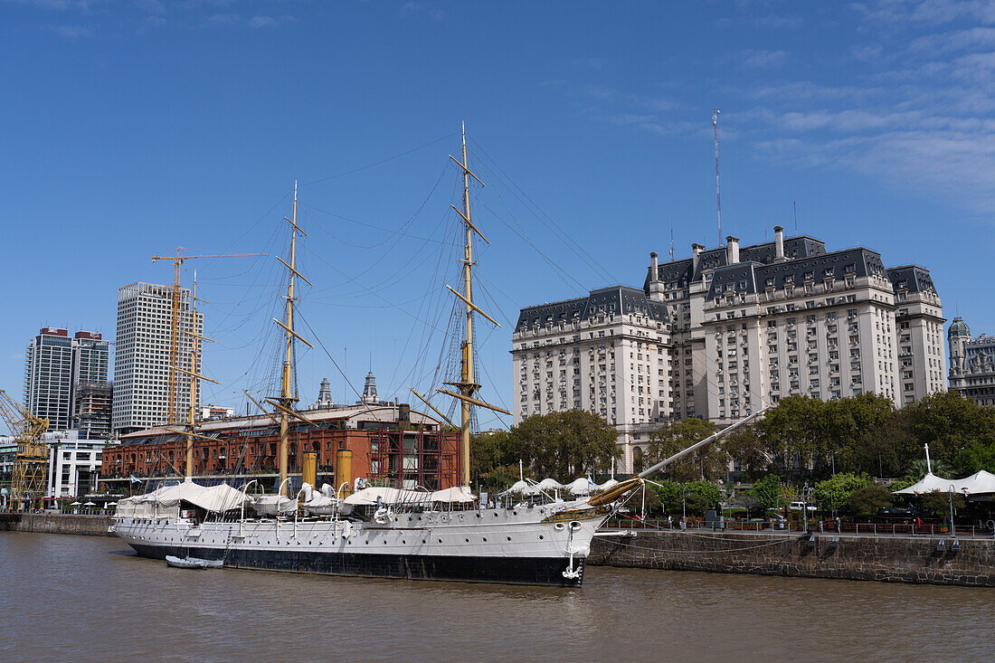 Die ARA Presidente Sarmiento, ein Museumsschiff in Puerto Madero in Buenos Aires, Argentinien. Rechts ist das Libertador-Gebäude zu sehen, der Sitz des Verteidigungsministeriums