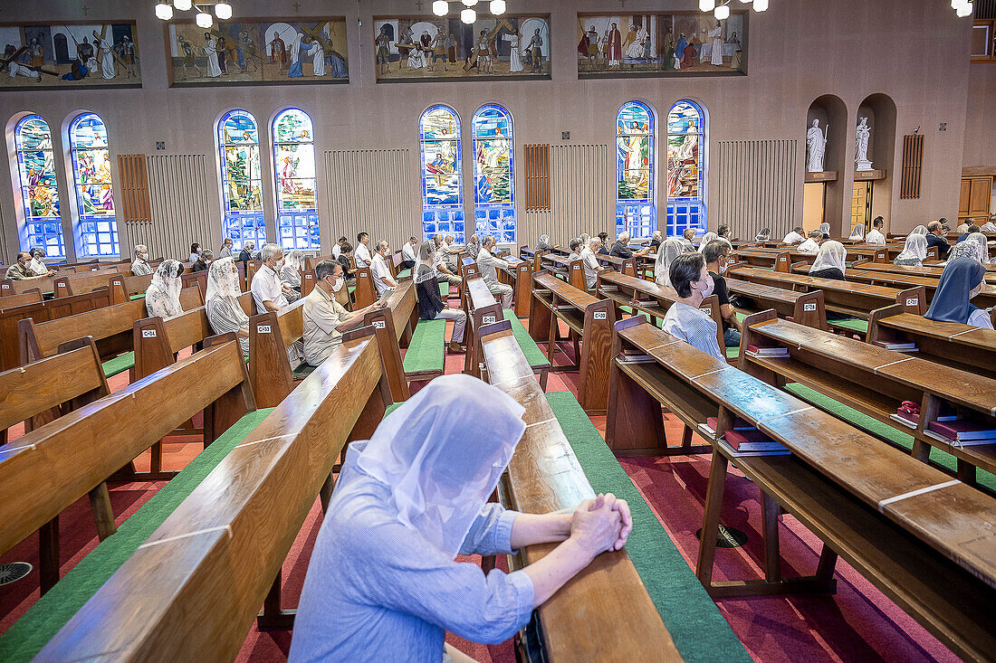 Morgenmesse am 9. August jeden Jahres zum Gedenken an die Opfer der Atombombe. Urakami Kathedrale, Nagasaki, Japan