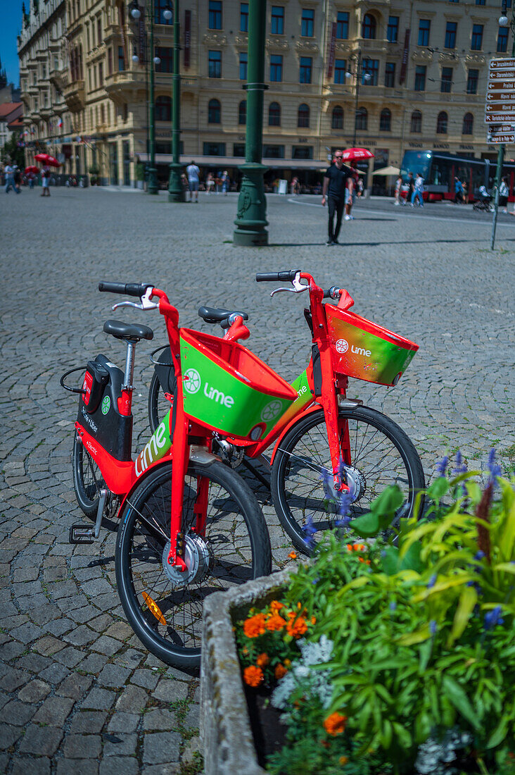 Geparkte Leihfahrräder von Lime in Prag