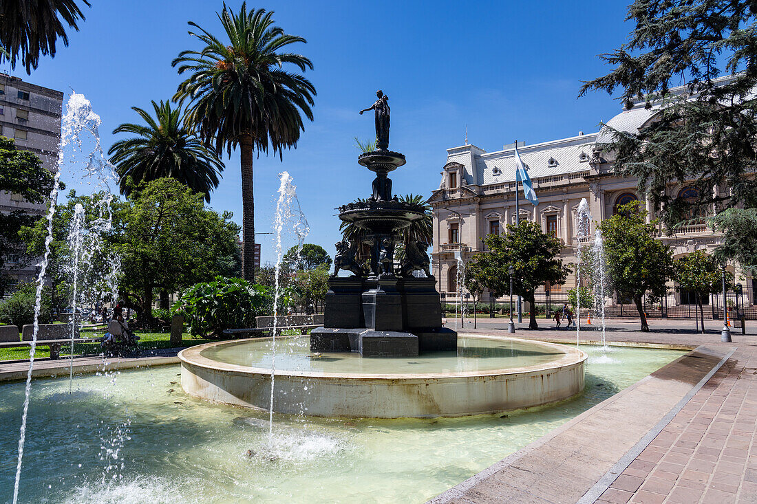 Der Springbrunnen auf der Plaza Belgrano vor dem Regierungspalast von Jujuy in San Salvador de Jujuy, Argentinien