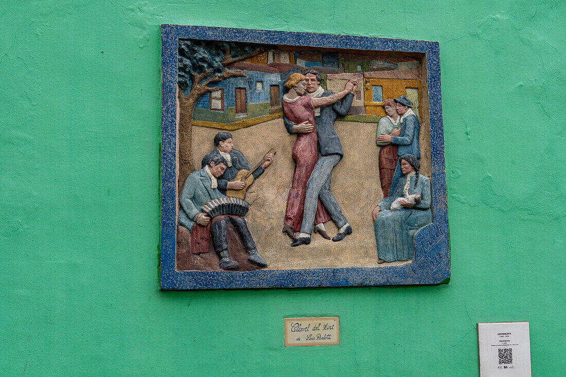 Eine Flachreliefskulptur von Tangotänzern des Künstlers Luis Perlotti an einer Wand in Caminito, La Boca, Buenos Aires, Argentinien