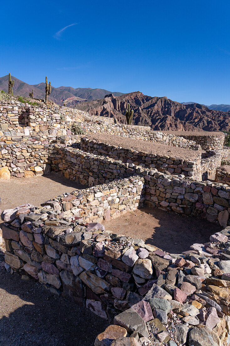 Teilweise rekonstruierte Ruinen in der Pucara von Tilcara, einer prähispanischen archäologischen Stätte in der Nähe von Tilcara, Humahuaca-Tal, Argentinien