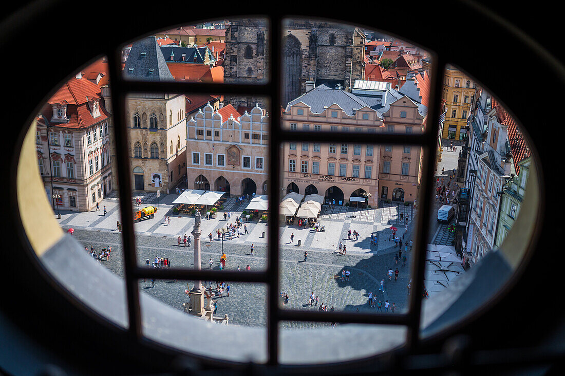 Blick auf den Altstädter Ring (Staromestské námestí) vom Astronomischen Uhrenturm in Prag