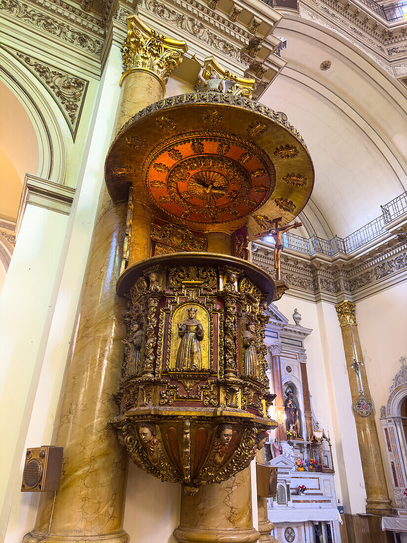 Die kunstvoll geschnitzte Holzkanzel in der Basilika von San Francisco in San Salvador de Jujuy, Argentinien