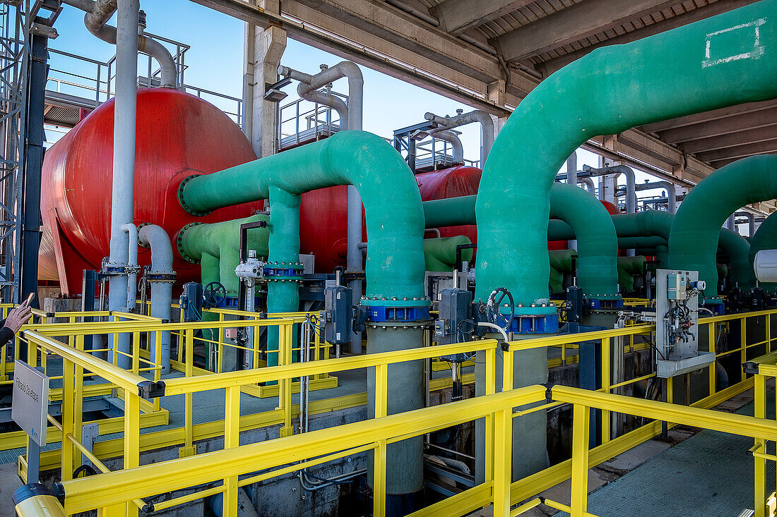 Tanks zum Filtern von Wasser, in Dessalinitzadora del Llobregat, Wasserentsalzungsanlage, Avinguda Estany del Port, 4, 08820, El Prat de Llobregat, Barcelona, Katalonien, Spanien