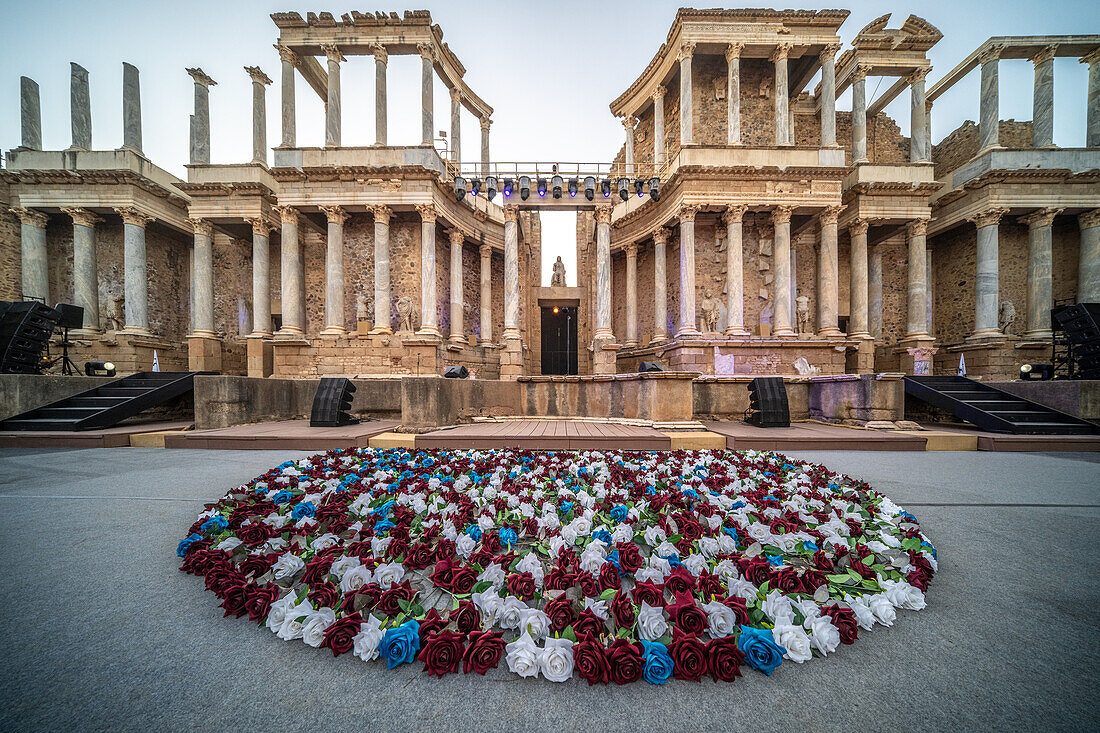 Merida, Spanien, 15. August 2024, Das Römische Theater von Merida in Spanien ist für eine bevorstehende Aufführung wunderschön hergerichtet und zeigt historische Architektur und farbenfrohen Blumenschmuck