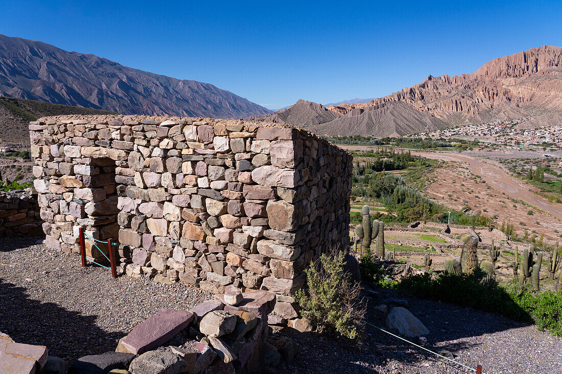 Teilweise rekonstruierte Ruinen in der Pucara von Tilcara, einer prähispanischen archäologischen Stätte in der Nähe von Tilcara, Humahuaca-Tal, Argentinien. Die Stadt Sumaj Pacha Alto liegt auf der anderen Seite des Tals