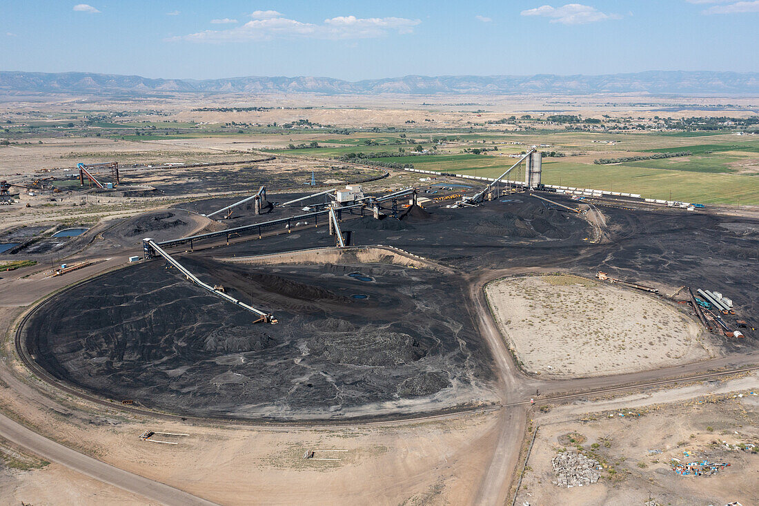 Luftaufnahme des Savage Energy Terminals, einer Kohleumschlaganlage in Price, Utah. Die Kohle wird per Lkw aus den Minen gebracht und auf Eisenbahnwaggons umgeladen