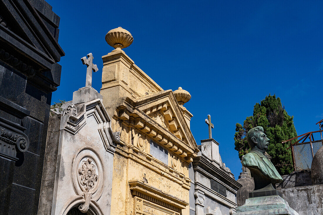 Architektonisches Detail eines kunstvollen Mausoleums und einer Statue auf dem Recoleta-Friedhof in Buenos Aires, Argentinien