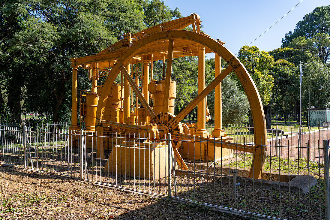 Eine Dampfmaschine für den Betrieb der Maschinen zur Zuckerrohrverarbeitung. Museum der Zuckerindustrie, San Miguel de Tucumán, Argentinien. Ca. 1800