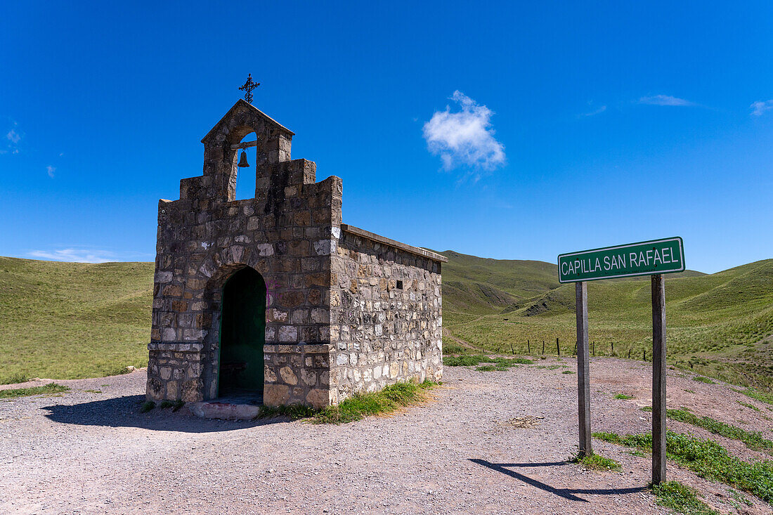 Die winzige Capilla San Rafael auf dem Gipfel der Cuesta del Obispo an der Ruta 33 von Salta zum Cardones-Nationalpark, Argentinien. Höhe 3.348 Meter oder 10.985 Fuß