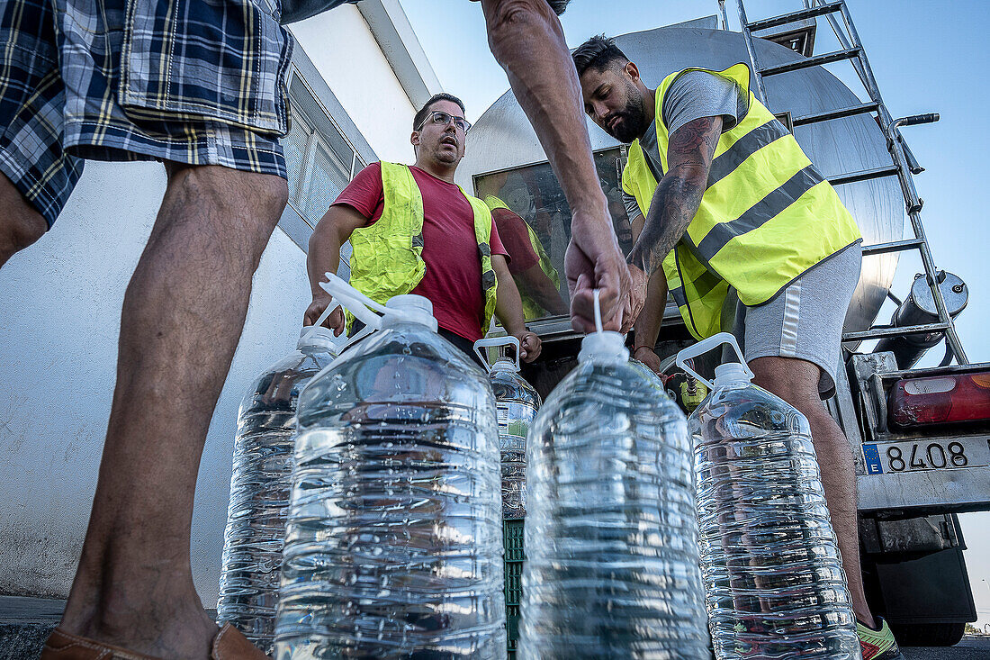 Dürre, Verteilung von Trinkwasser per Tankwagen an die Bürger von Pozoblanco. Aufgrund der Dürre wurde das Wasser aus dem Stausee La Colada für ungenießbar erklärt. 80.000 Menschen sind in der Region Los Pedroches, Córdoba, Spanien, betroffen