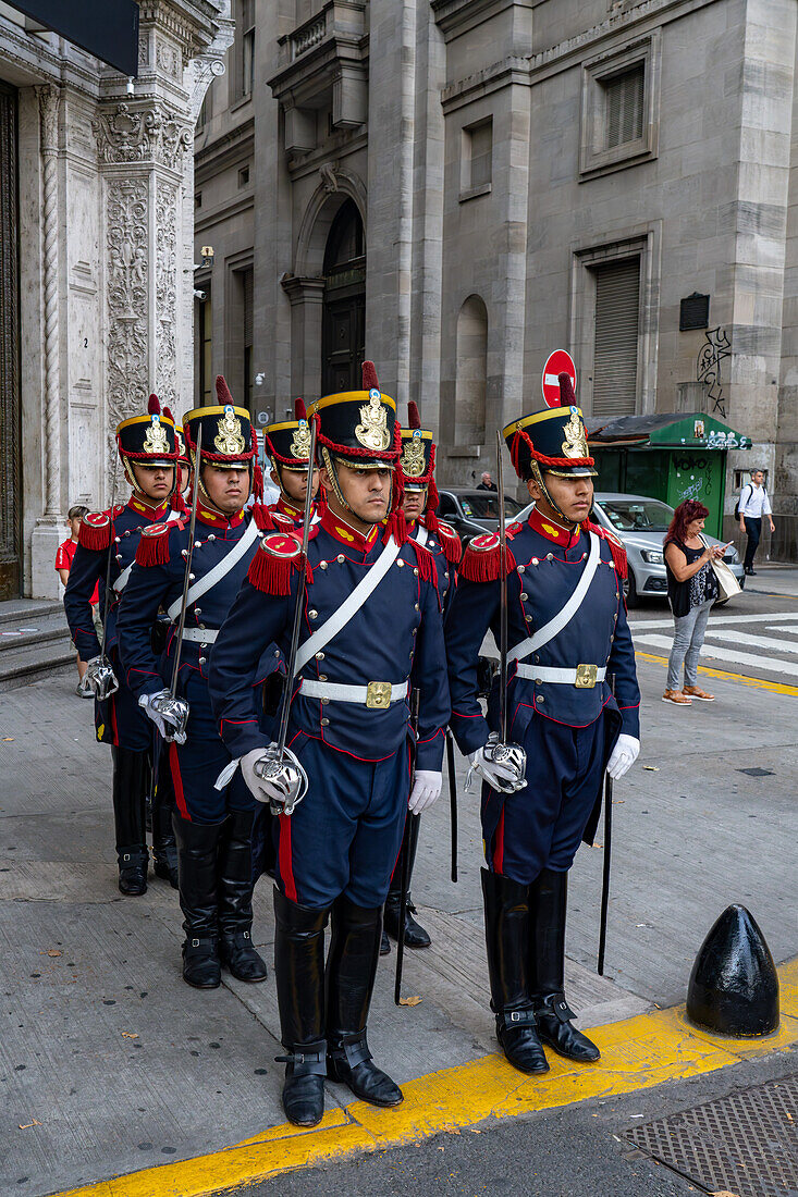 Die militärische Ehrengarde marschiert vom Grab des Heiligen Martin in der Kathedrale zur Casa Rosada in Buenos Aires, Argentinien. Die Soldaten sind Mitglieder der Ayacucho-Schwadron des Regiments der Pferde-Grenadiere