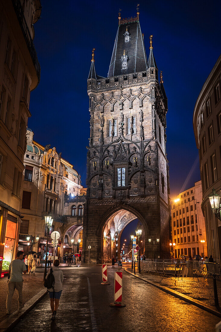 Praná brána, der Pulverturm von Prag bei Nacht